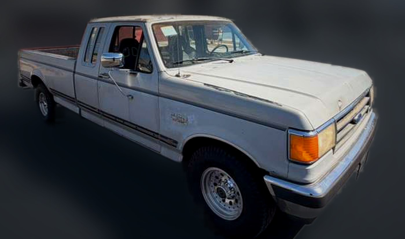 Ford F-250 clássico, em preparação para exportação